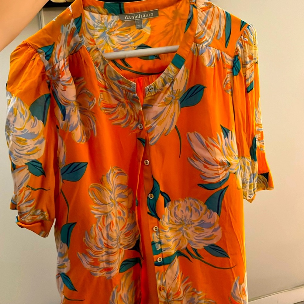 Fun orange button up! 🧡💚🤍